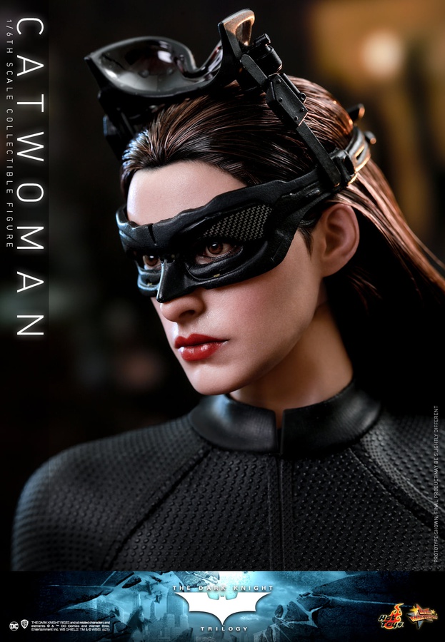 Catwoman (Anne Hathaway)